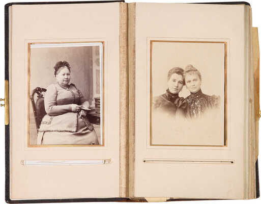 Семейный альбом фотографий из архива художника Анатолия Алексеевича Толоконникова. Всего 42 фотографии конца XIX 